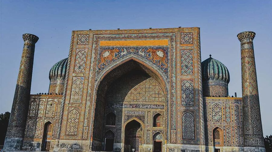 Samarkand Moonlight Tour: A Timeless Night Experience - Meeting Sarvinoz at Amir Temur Mausoleum