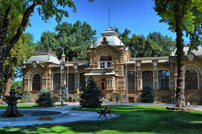 Tashkent Walking Tour - Broadway Alley, a former swamp turned city promenade